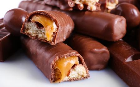 Domowe snickersy: przepis na batony + WIDEO z przepisem