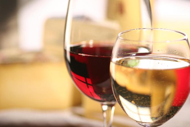 Jak klarować domowe wino? Co zrobić, żeby wino nie było mętne?