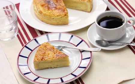 Ciasto baskijskie: zamknięta tarta z kremem gâteau Basque