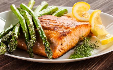 Grillowany łosoś ze szparagami z menu beszamel
