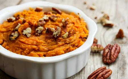Aksamitne puree ze słodkich ziemniaków i dyni piżmowej z orzechami pecan