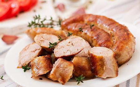 Pieczona biała kiełbasa parzona - pyszne danie nie tylko na Wielkanoc