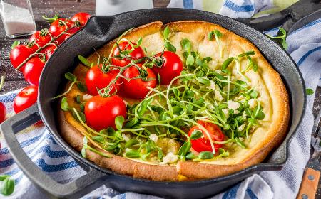 Ziołowy omlet grzybek z parmezanem w stylu hygge: przepis na wytrawny dutch baby