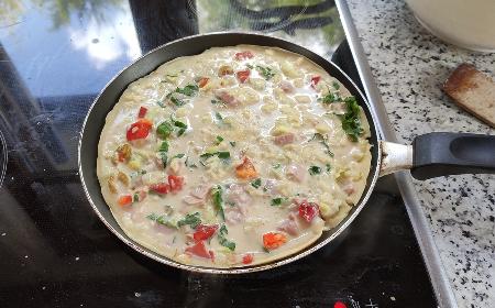 Obłędne naleśniki a la pizza: tani i szybki przepis na obiad dla zaradnych