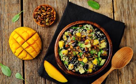 Olśniewająca sałatka z komosy ryżowej z mango, awokado i pestkami dyni
