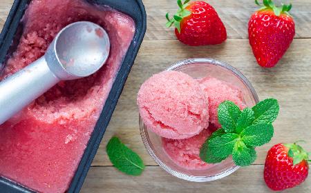 Sorbet truskawkowy z winem i miętą