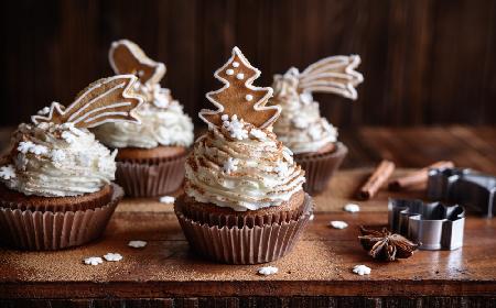 Piernikowe muffiny z bitą śmietaną: przepis na efektowne babeczki korzenne