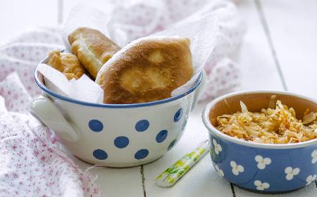 Pierożki drożdżowe ze świeżymi grzybami i kiszoną kapustą: przepis