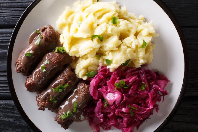 Zrazy zawijane z rabarbarem - idealne danie na majowe przyjęcia