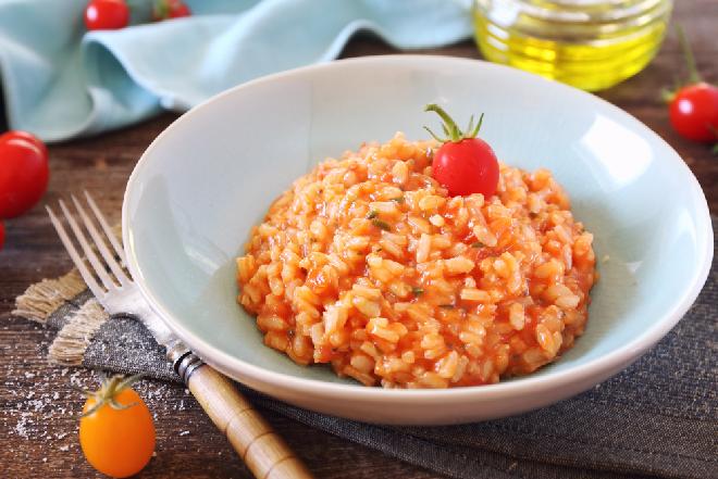 Risotto po bolońsku: przepis na pomidorowy ryż z mielonym mięsem