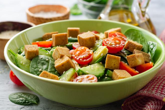 Sałatka z grillowanym tofu z menu Beszamel