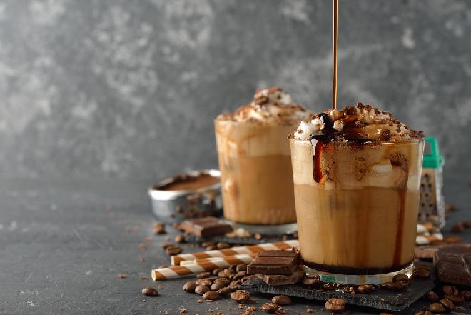 Domowa mocha frappe w 5 minut: przepis na mrożoną kawę z czekoladą