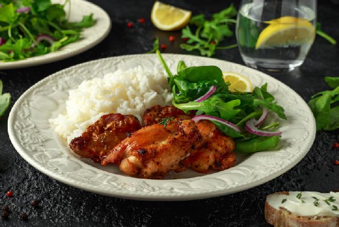 Grillowane mięso z udek kurczaka marynowane w soku z limonki