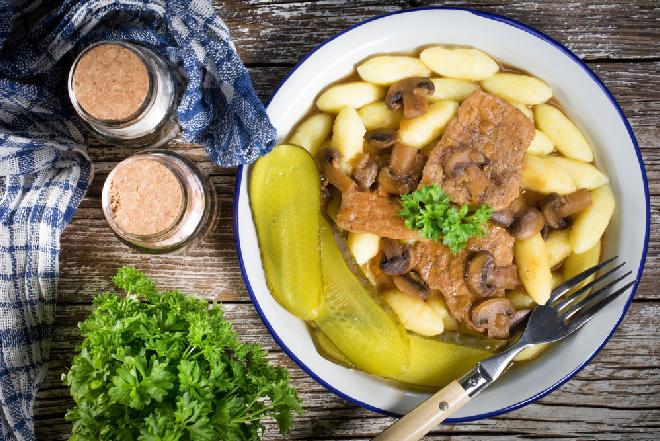 Wieprzowina duszona w sosie pieczarkowym: idealna do kopytek lub klusek śląskich
