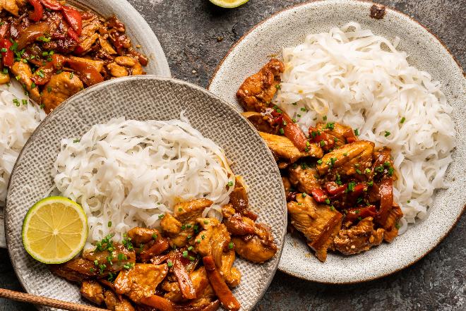 Kurczak teriyaki z makaronem ryżowym bez woka: przepis na szybki obiad z piekarnika